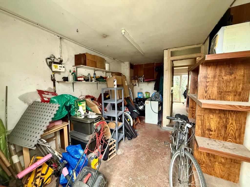 Lot: 162 - END-TERRACE HOUSE FOR IMPROVEMENT - Garage
